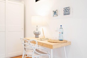 Interior - Room 'Quarto 1' with Shared Pool (Fortios)