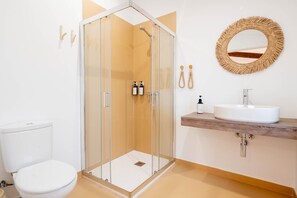 Shower, towels - Room '2' with Shared Pool (Fortios)