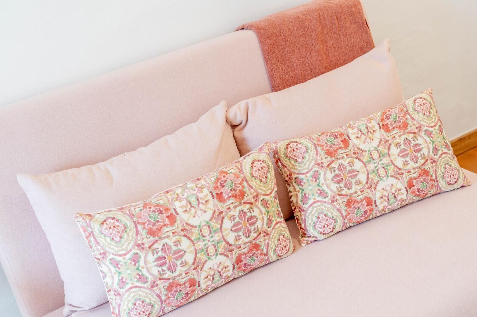 A bed with two pillows and a blanket.