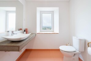 Shower, towels - 'Room 3' with Shared Pool (Fortios)