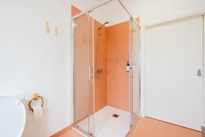 Shower, towels - 'Room 3' with Shared Pool (Fortios)