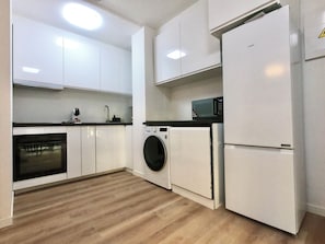 Refrigerador con congelador, microondas, horno y parrilla de estufa