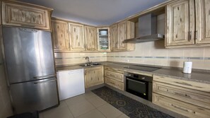 Fridge, oven, dishwasher, coffee/tea maker