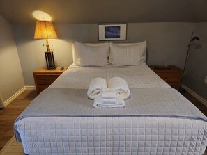 2 slaapkamers, een bureau, een strijkplank/strijkijzer, reisbedje