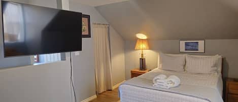 2 Schlafzimmer, Schreibtisch, Bügeleisen/Bügelbrett, Reisekinderbett