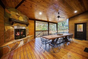 Outdoor dining - Inglebrook Lodge|Creekside|Wrap Around Porch (Broken Bow)