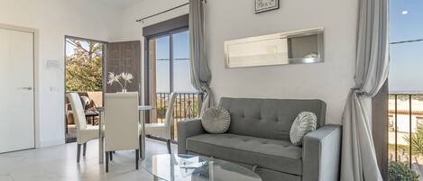 Een televisie en een tafeltennistafel