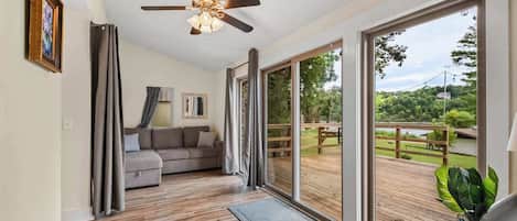 TV, lettore DVD, libri, studio