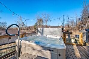 Outdoor spa tub - Monte Ne Lodge - Steps to Beaver Lake (Rogers)