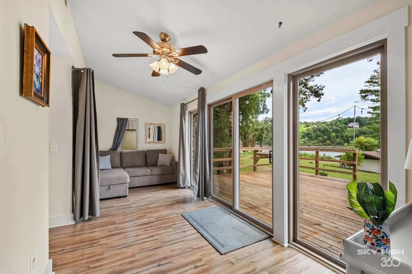 Televisión, reproductor de DVD, oficina