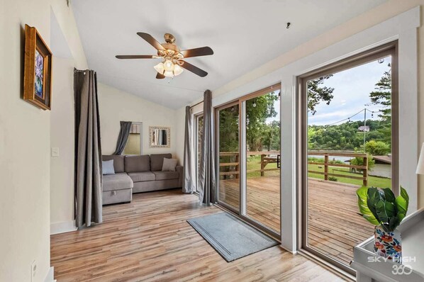 Téléviseur, lecteur de DVD, bureau