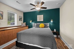 3 室のベッドルーム、デスク、アイロン / アイロン台、WiFi