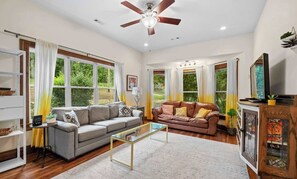 Téléviseur, lecteur de DVD, bureau