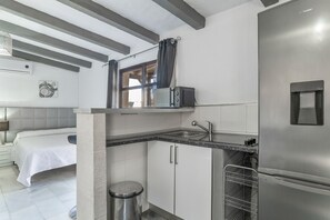 Kühlschrank, Mikrowelle, Herdplatte, Wasserkocher mit Kaffee-/Teezubehör
