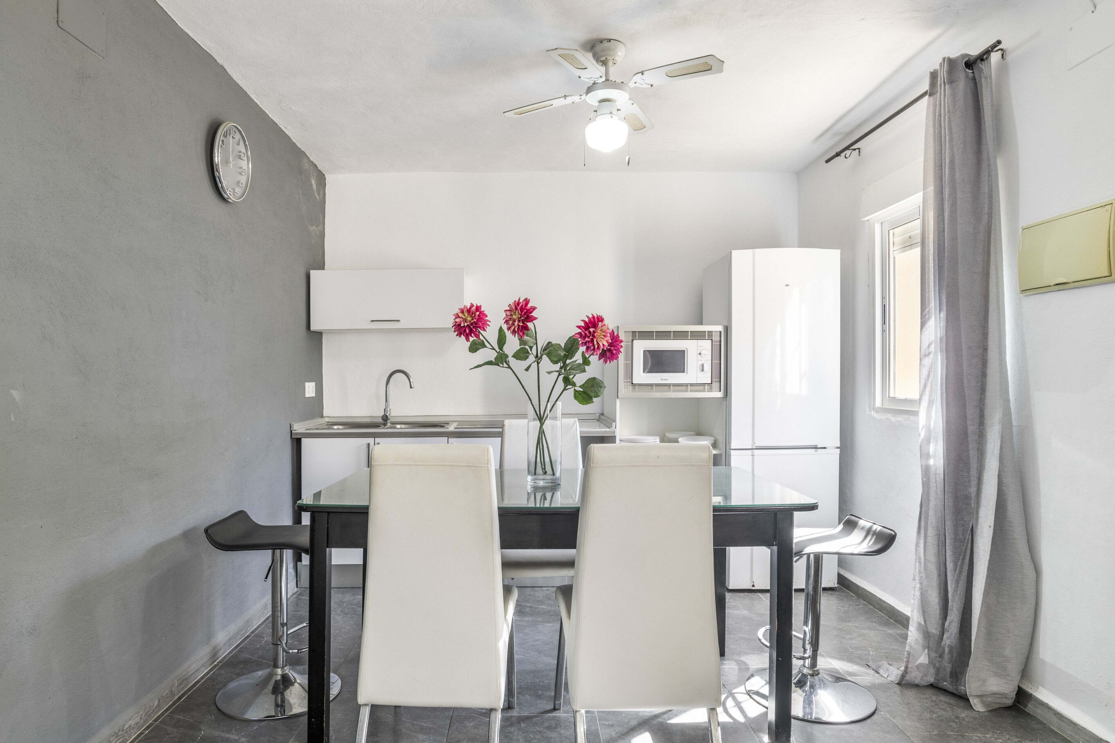 Kylskåp, mikrovågsugn, spishäll och kaffe- och tebryggare