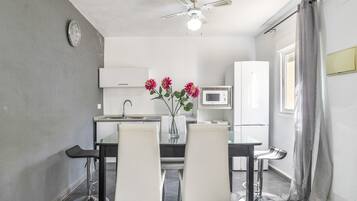 Kylskåp, mikrovågsugn, spishäll och kaffe- och tebryggare