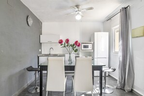 Frigorífico, microondas, placa de cocina y cafetera o tetera