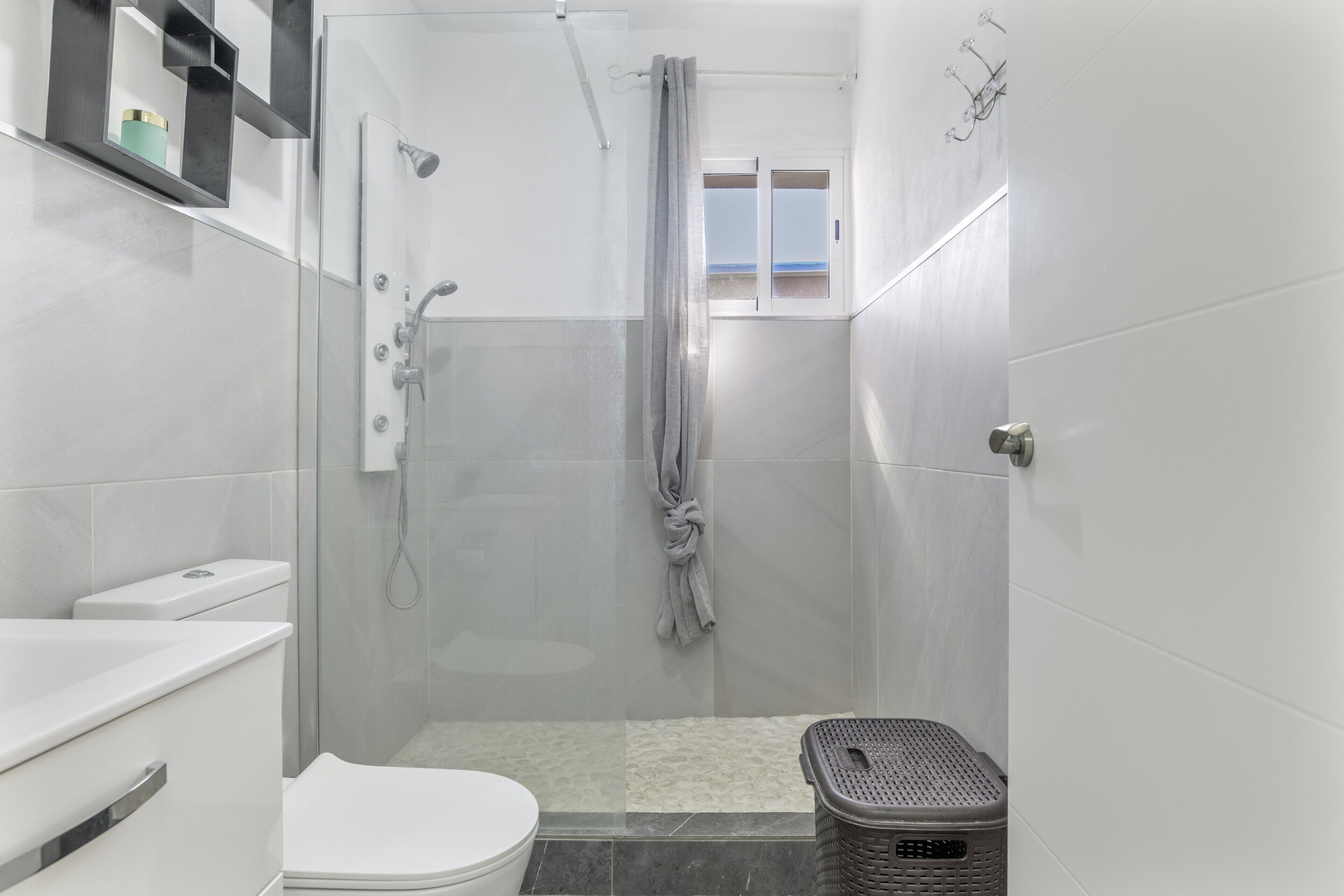Shower, hair dryer, towels