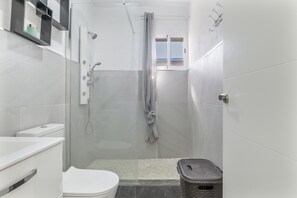 Een douche, een haardroger, handdoeken