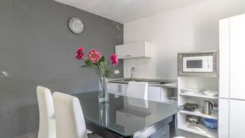 Frigorífico, microondas, placa de cocina y cafetera o tetera