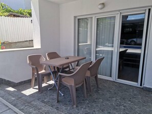 Outdoor dining - The Withe House
Charming 2-bedroom house in serene Kavadarci with AC (Kavadarci)