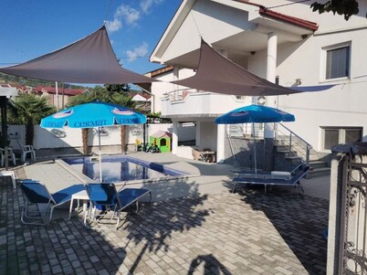 The Withe House
Charming 2-bedroom house in serene Kavadarci with AC