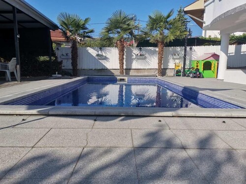 The Withe House
Charming 2-bedroom house in serene Kavadarci with AC