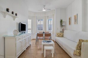TV - Apartment 'A Pie De Playa' with Private Terrace and Wi-Fi (Barbate)