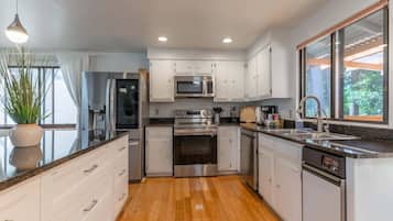 Een koelkast, een magnetron, een oven, een kookplaat