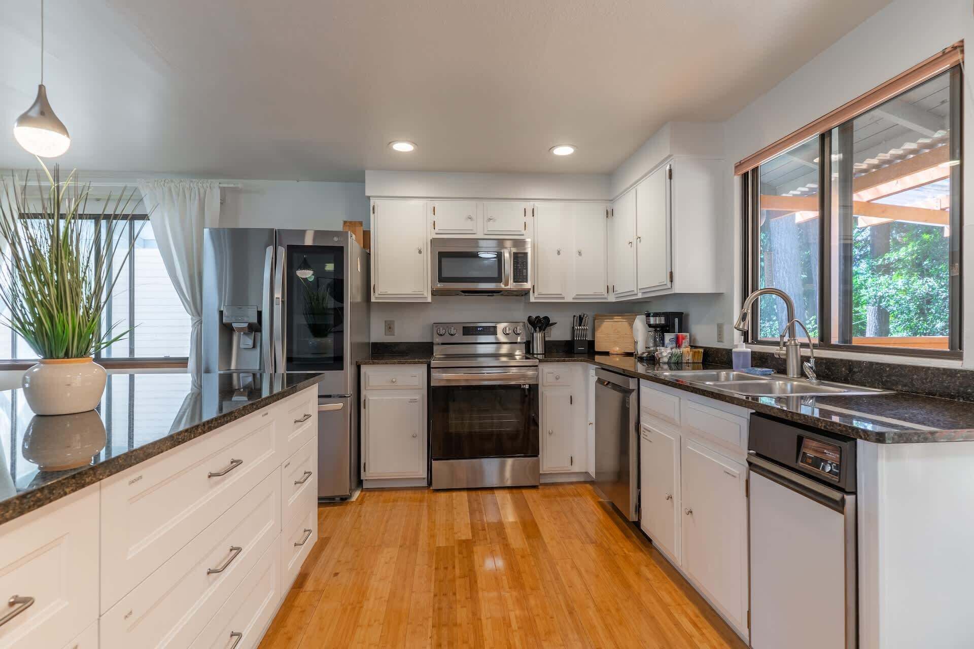 Réfrigérateur, four à micro-ondes, un four, surface de cuisson