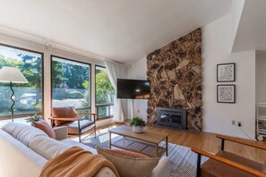 テレビ、書斎 / ワークスペース