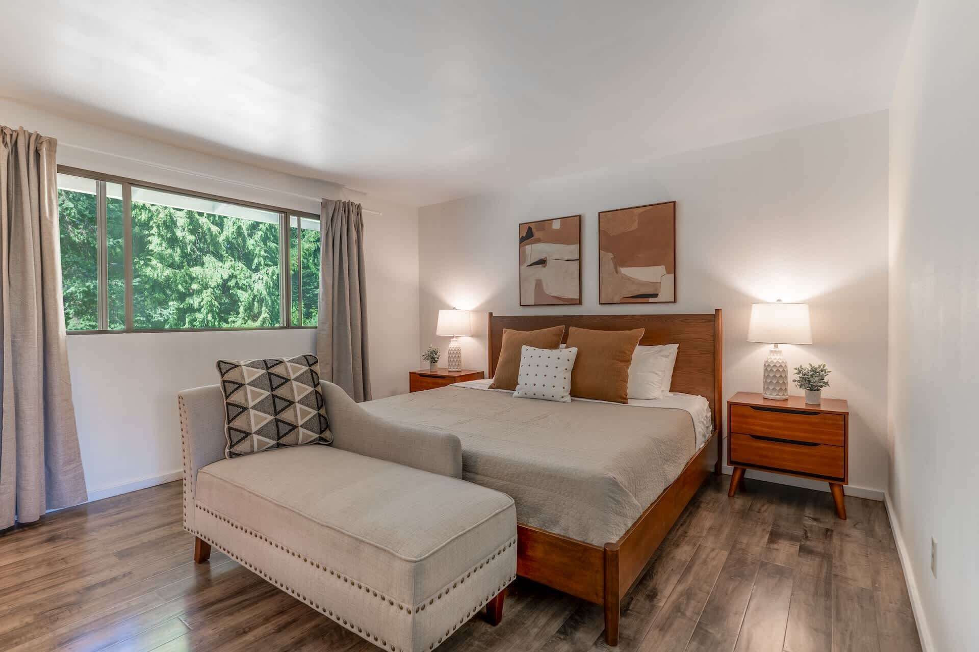 5 chambres, bureau, fer et planche à repasser, lit de bébé portatif