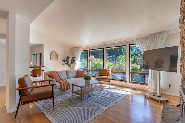 TV, offices - 5BR Gem, Walk to Microsoft and Near Redmond DT (Redmond)