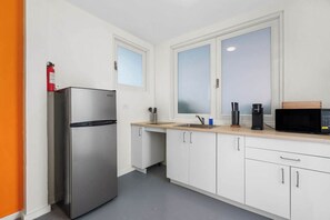 冷蔵庫、電子レンジ、コンロ、コーヒー / ティーメーカー