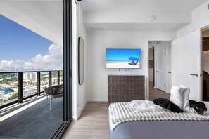 2 bedrooms, iron/ironing board, travel crib, WiFi - Chic Miami Retreat | Sleeps 6 Modern Miami Retreat (Miami Beach)