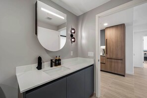 Shower, hair dryer, towels - Chic Miami Retreat | Sleeps 6 Modern Miami Retreat (Miami Beach)