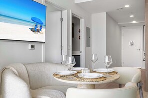 Dining - Chic Miami Retreat | Sleeps 6 Modern Miami Retreat (Miami Beach)