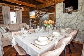 Domek 2 typu Deluxe z jacuzzi i widokiem na góry | Ruang makan