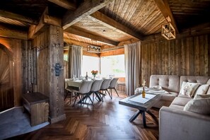 Domek 2 typu Deluxe z jacuzzi i widokiem na góry | غرفة المعيشة