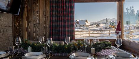 Domek 1 typu Deluxe z jacuzzi i widokiem na góry | Esszimmer