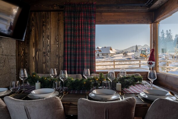 Domek 1 typu Deluxe z jacuzzi i widokiem na góry | Dining room