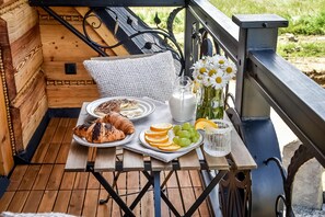 Domek 2 typu Deluxe z jacuzzi i widokiem na góry | شرفة