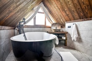 Domek 2 typu Deluxe z jacuzzi i widokiem na góry | Badezimmer
