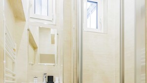 A bathroom with a shower, a sink, and a mirror. - Quiet Apartment 1br/4p - Place des Victoires (Paris)