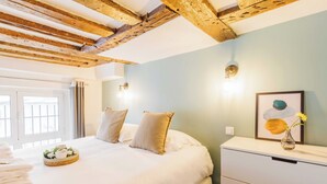 A bedroom with a bed, bedside table, and a window. - Quiet Apartment 1br/4p - Place des Victoires (Paris)