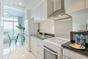 Comfort Studio, Balcony, City View | Private kitchen | Oven, stovetop, highchair, cookware/dishes/utensils - PVH - Serene Studio - Carson B (Dubai)