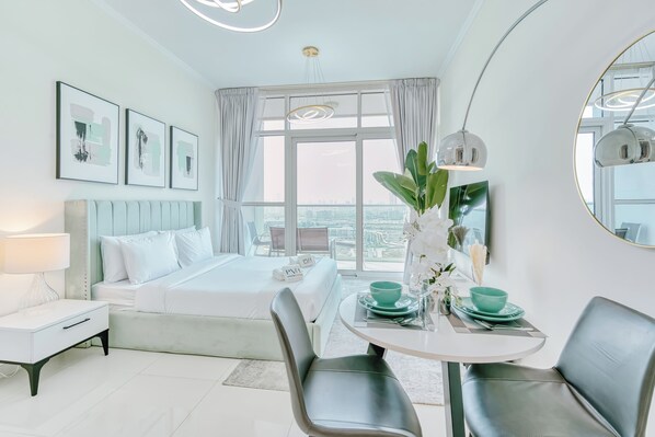 Comfort Studio, Balcony, City View | In-room dining