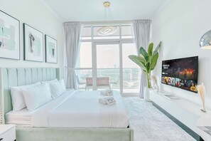 Comfort Studio, Balcony, City View | Peti besi dalam bilik, langsir/tirai gelap terus, kalis bunyi