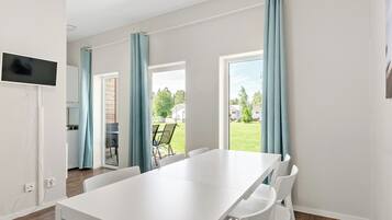 Classic Bungalow | Private kitchen | Cookware/dishes/utensils