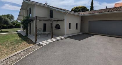 Maison moderne à Soyaux avec piscine privée et parking